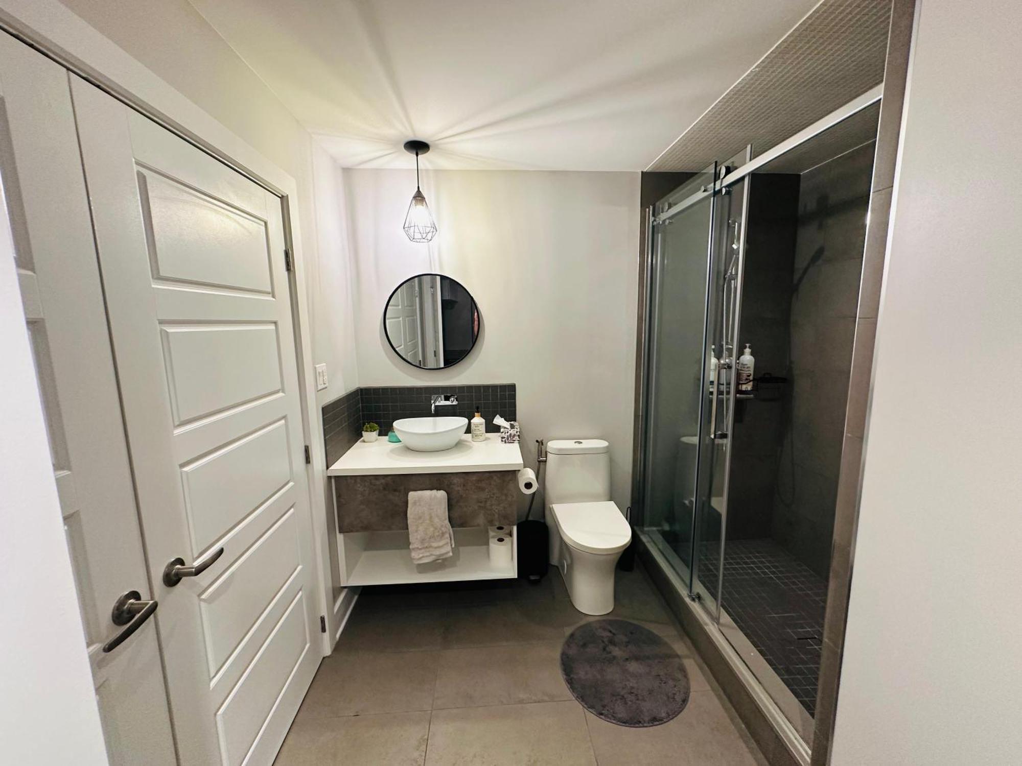 Urban Retreat - 2 Bedroom, 3 Beds, 6 Guests, Free Parking Longueuil Eksteriør bilde