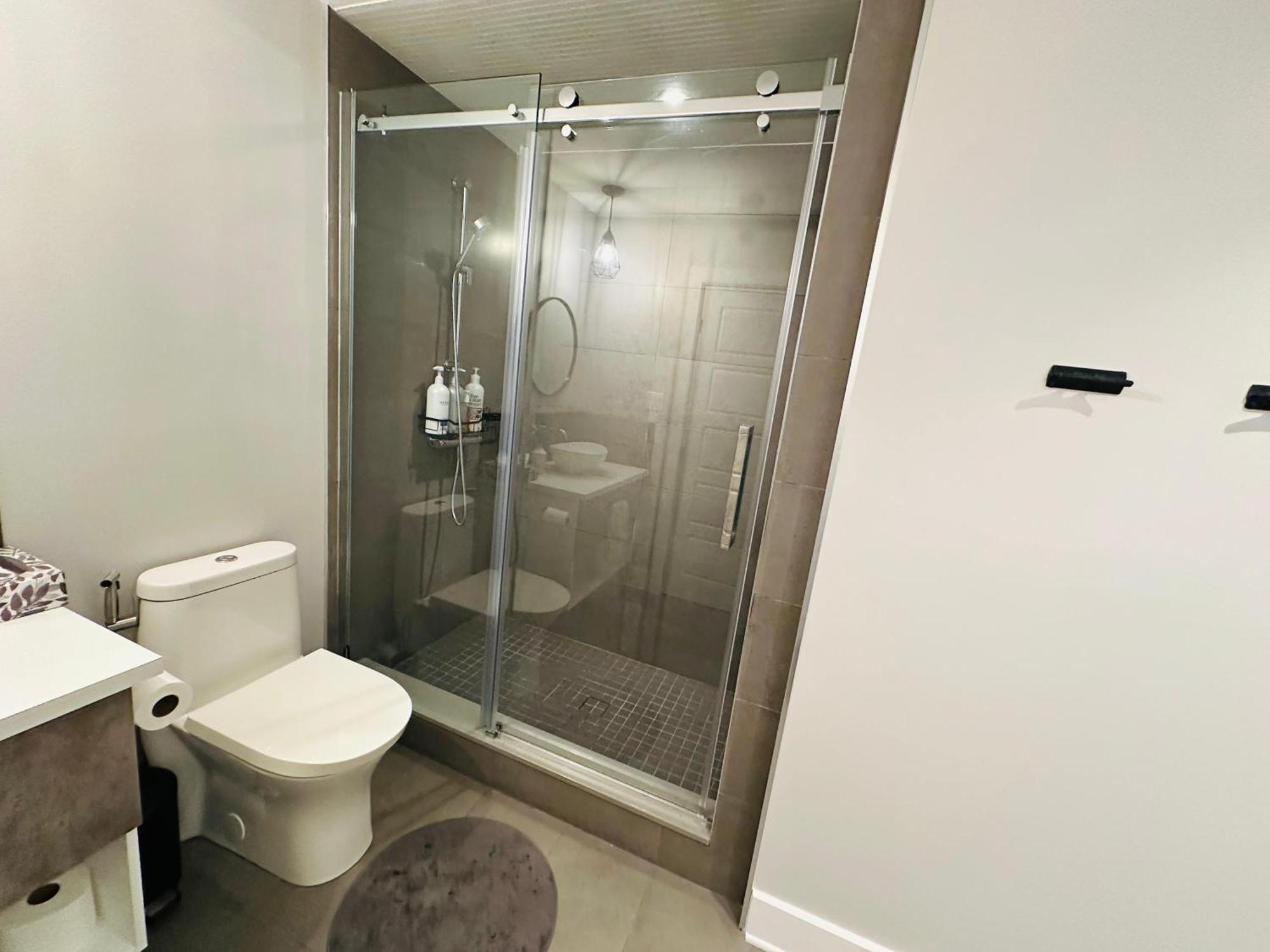 Urban Retreat - 2 Bedroom, 3 Beds, 6 Guests, Free Parking Longueuil Eksteriør bilde